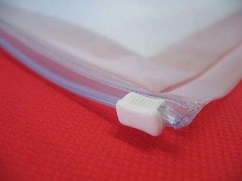Saco plástico transparente com fecho zip: praticidade e organização